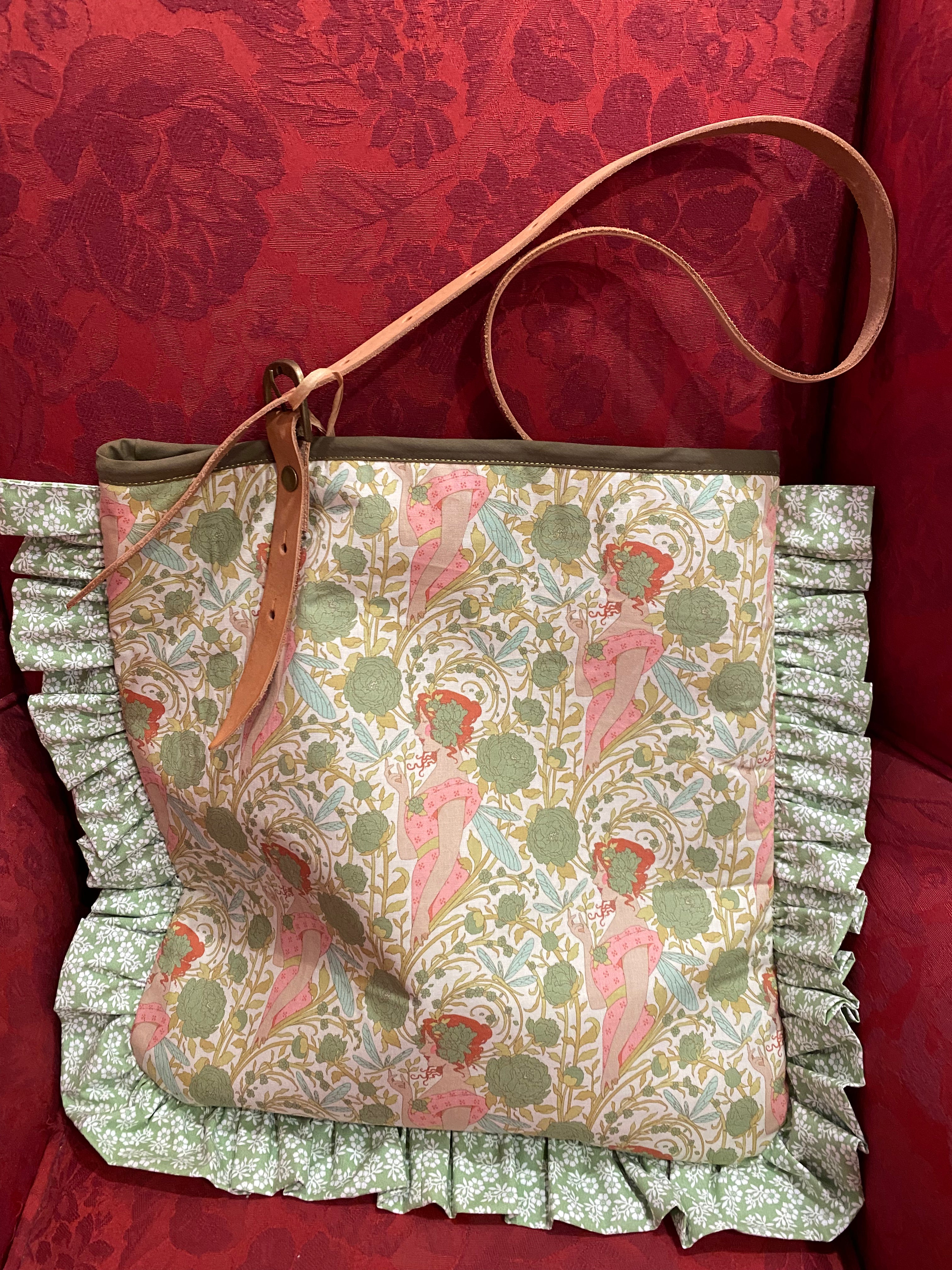RUFFLE TOTE BAG