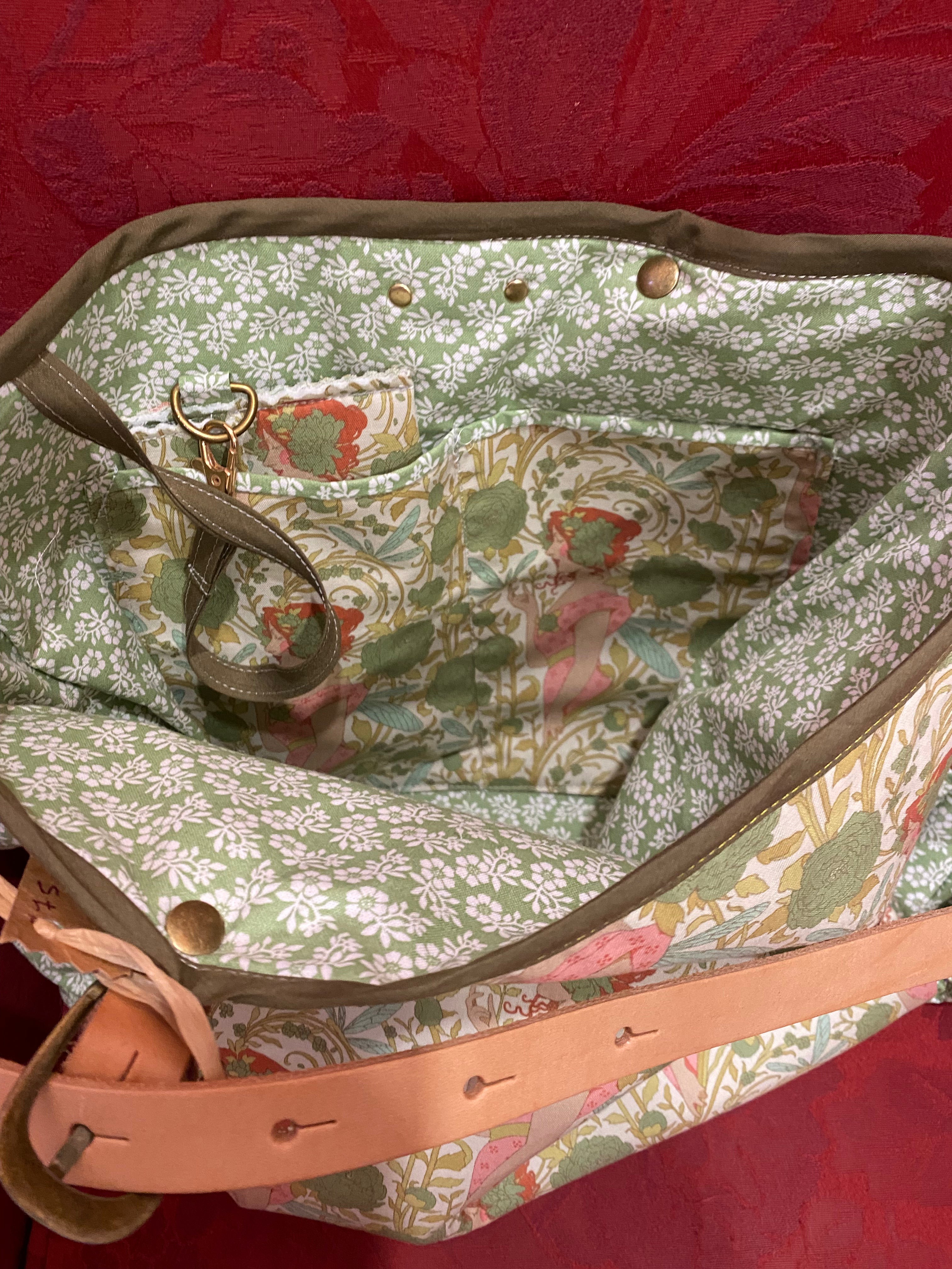 RUFFLE TOTE BAG