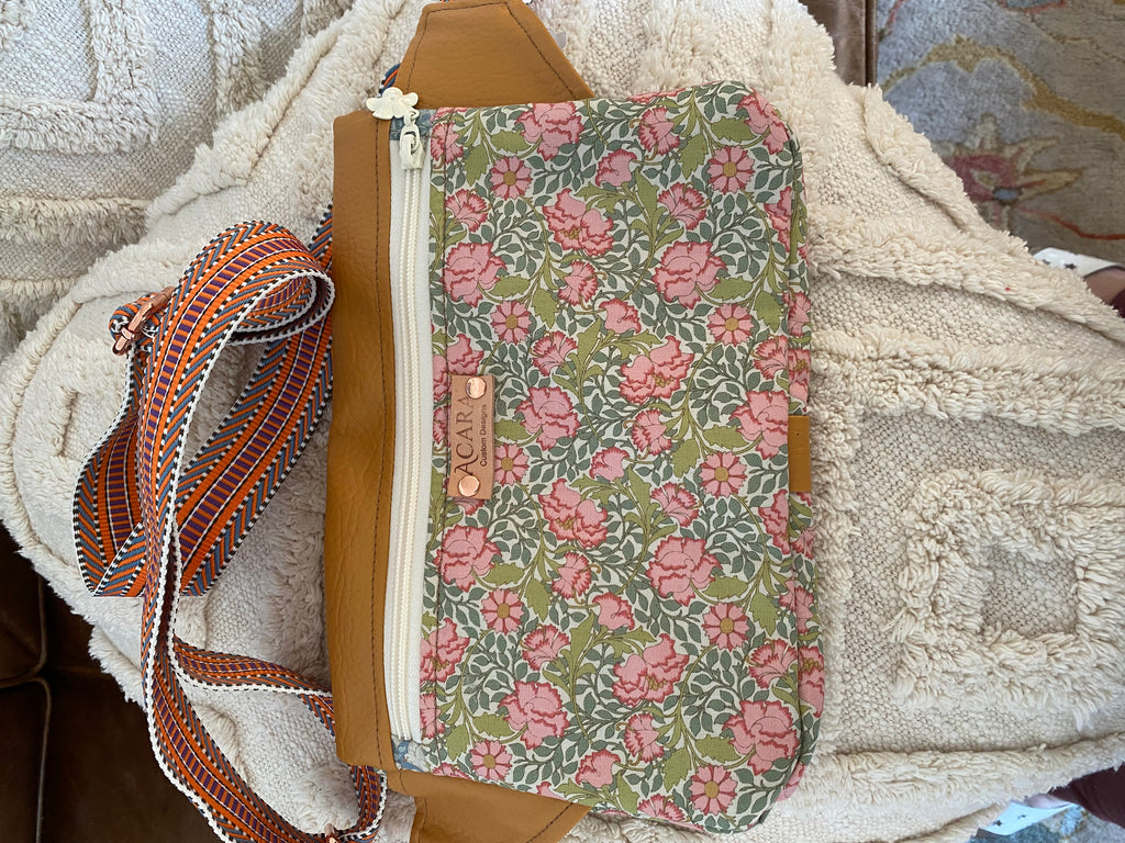CROSSBODY POUCH