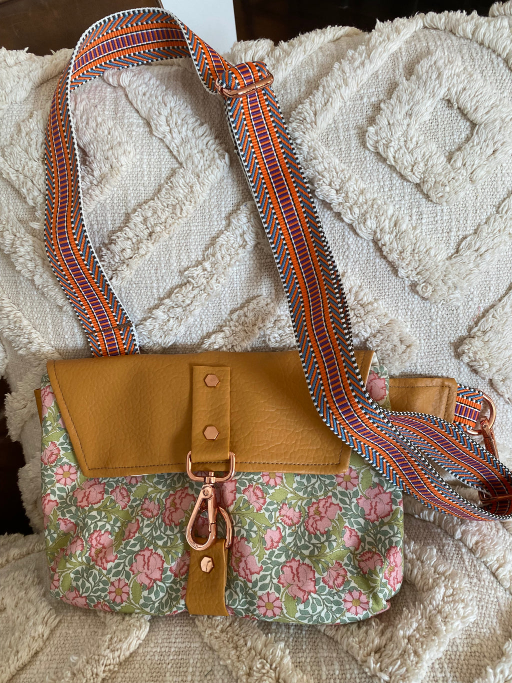 CROSSBODY POUCH