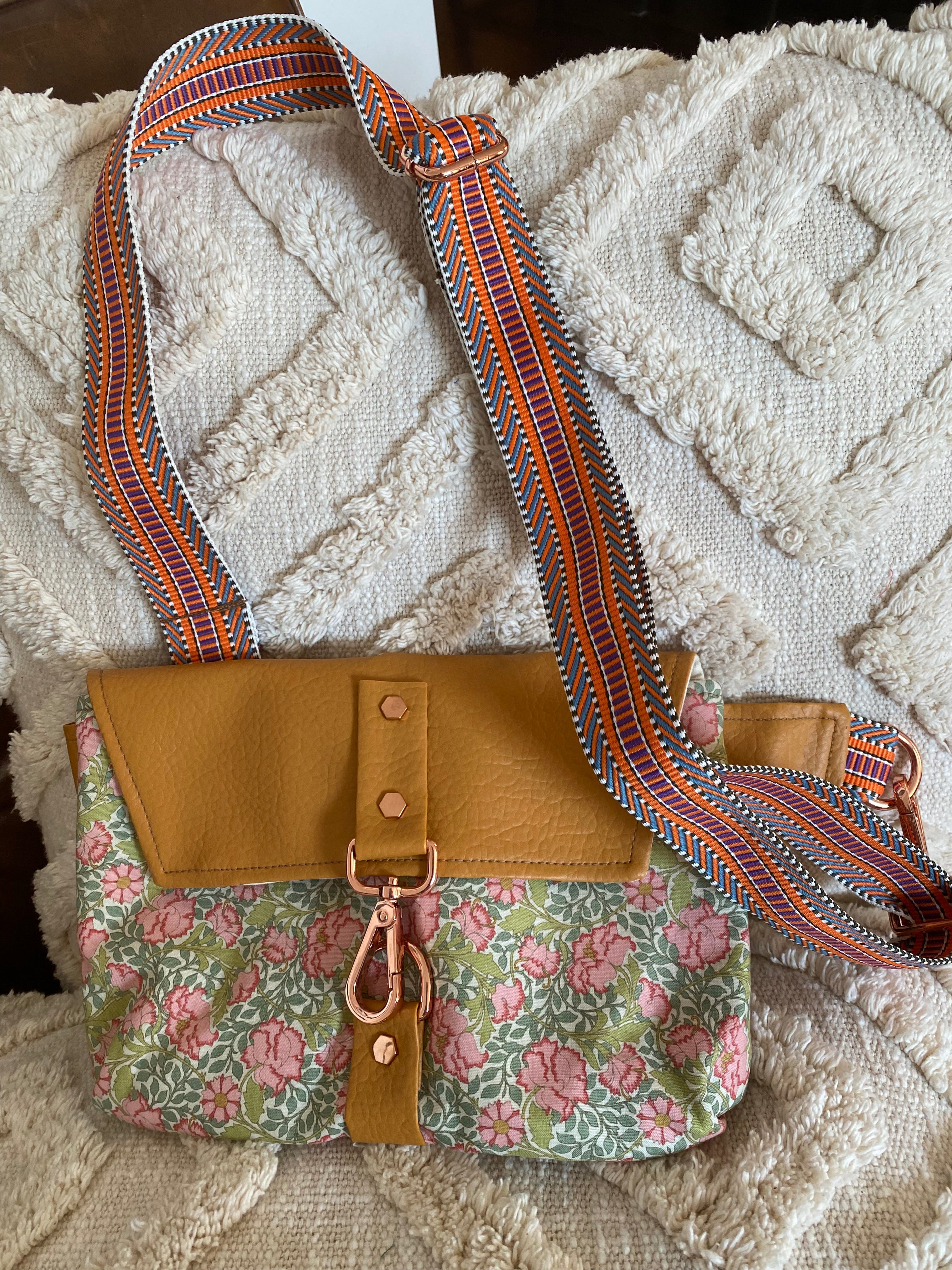 CROSSBODY POUCH